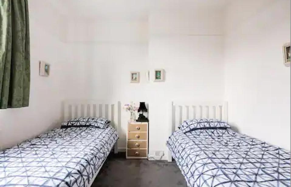 Lovely Three Bedroomed House, Parking 2 Cars Hébergement de vacances