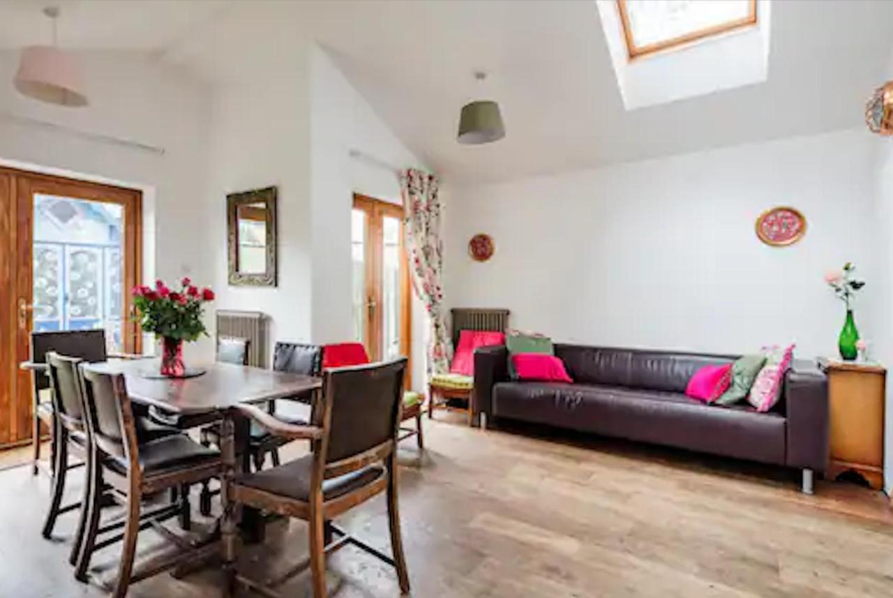 Hébergement de vacances Lovely Three Bedroomed House, Parking 2 Cars *
