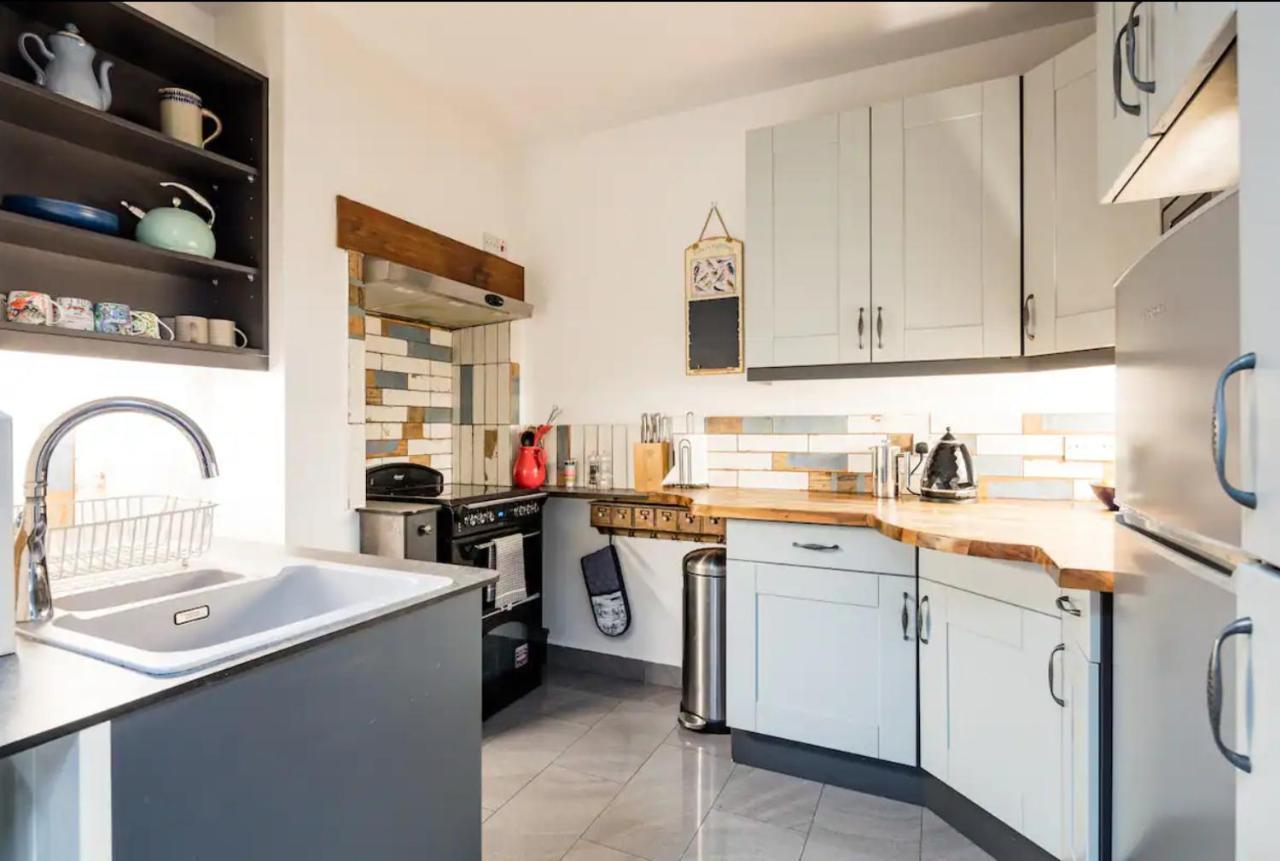 Lovely Three Bedroomed House, Parking 2 Cars * Londres