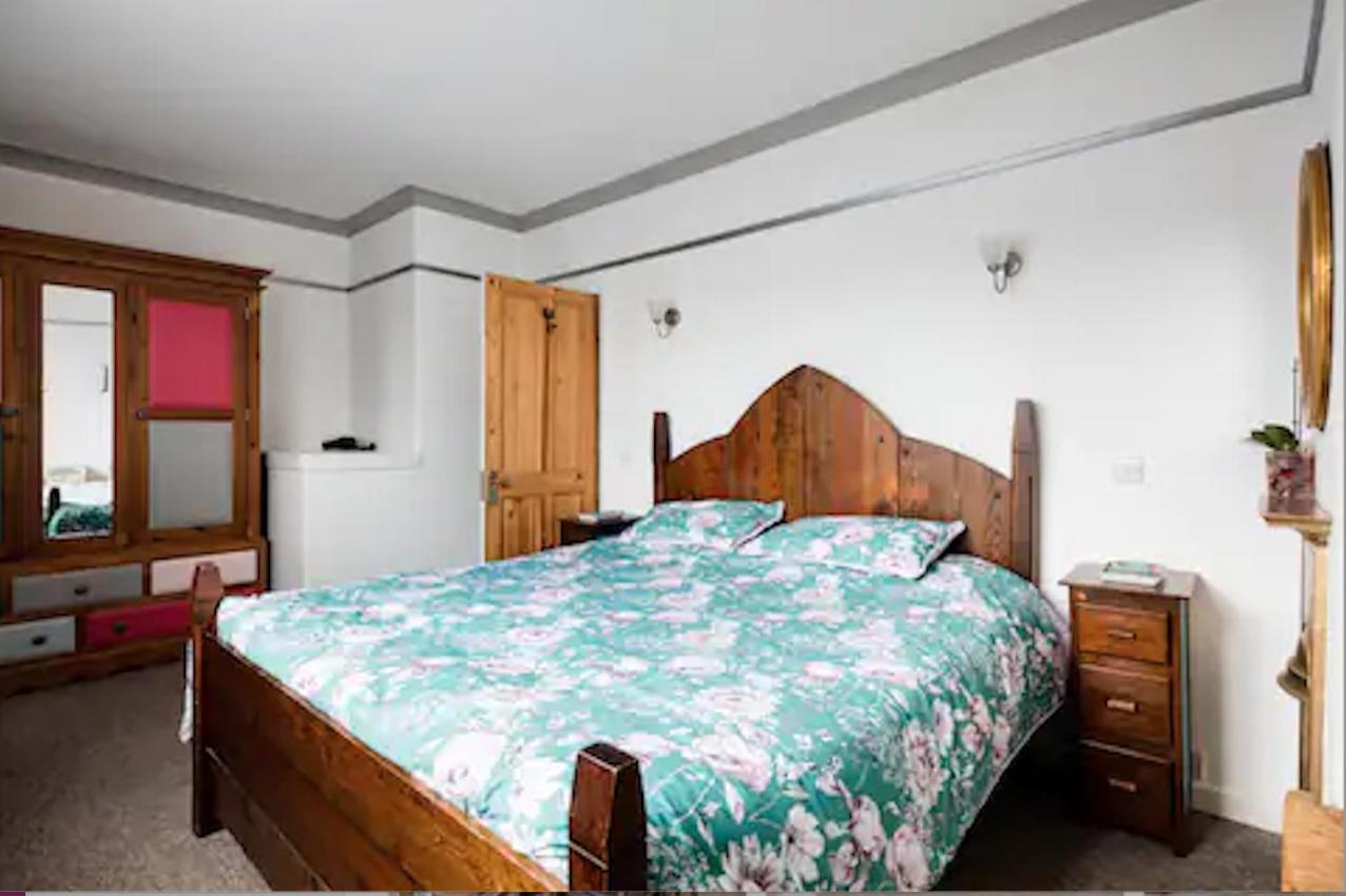 Lovely Three Bedroomed House, Parking 2 Cars *