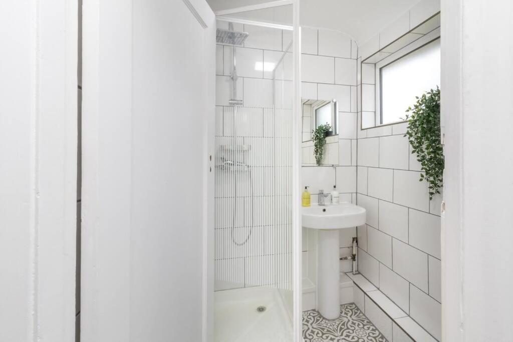 Modern - Accommodates 6 - Private Parking - 15min To Bridge, Eye And Charing Cross Appartement