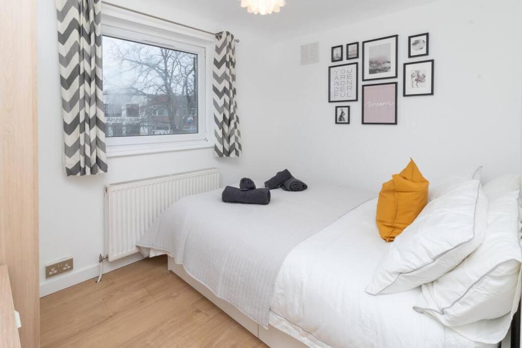 Appartement Modern - Accommodates 6 - Private Parking - 15min To Bridge, Eye And Charing Cross