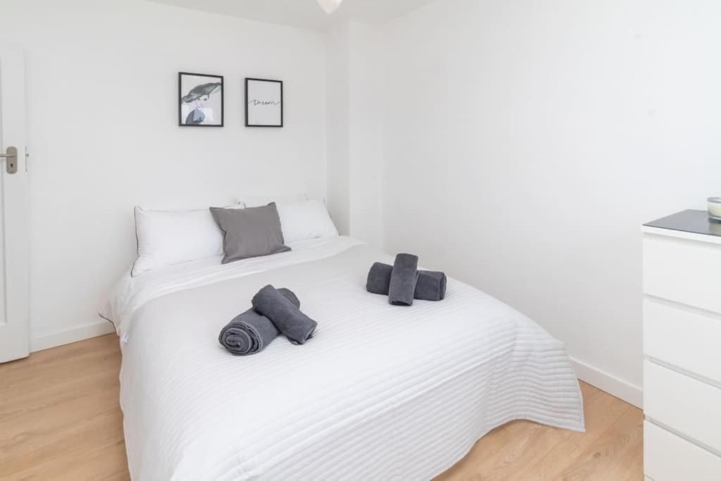 Appartement Modern - Accommodates 6 - Private Parking - 15min To Bridge, Eye And Charing Cross *