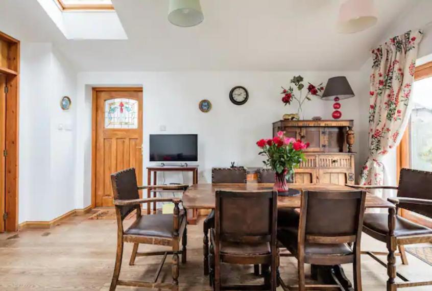 Lovely Three Bedroomed House, Parking 2 Cars Casa de Férias *