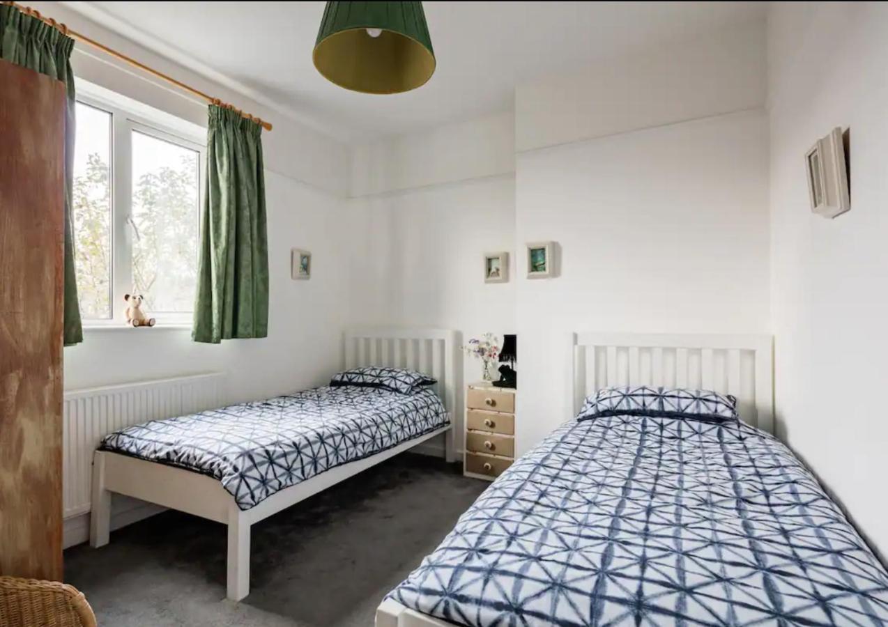 Lovely Three Bedroomed House, Parking 2 Cars Hébergement de vacances