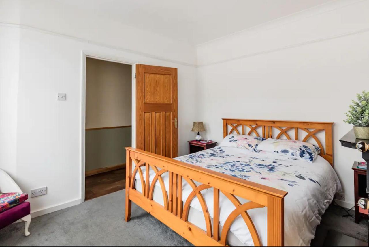 Lovely Three Bedroomed House, Parking 2 Cars * Londres