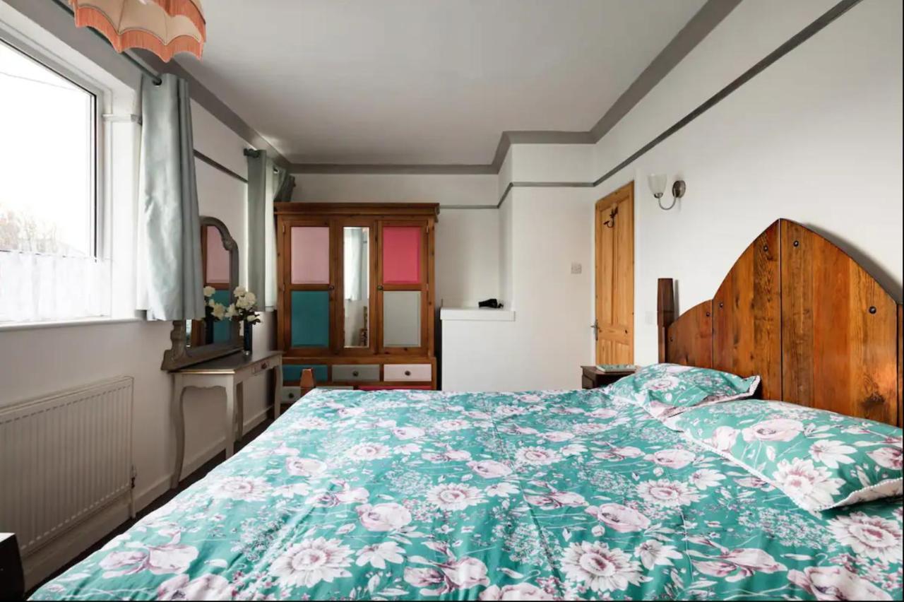 Lovely Three Bedroomed House, Parking 2 Cars * Londres