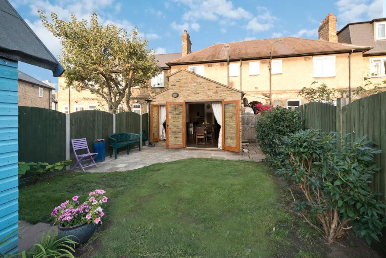 Lovely Three Bedroomed House, Parking 2 Cars Hébergement de vacances