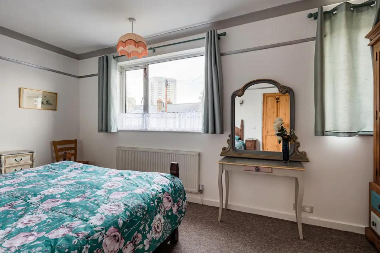 Lovely Three Bedroomed House, Parking 2 Cars Hébergement de vacances *