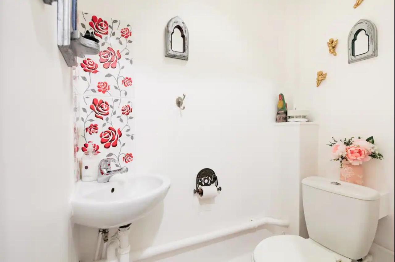 Lovely Three Bedroomed House, Parking 2 Cars Hébergement de vacances Londres