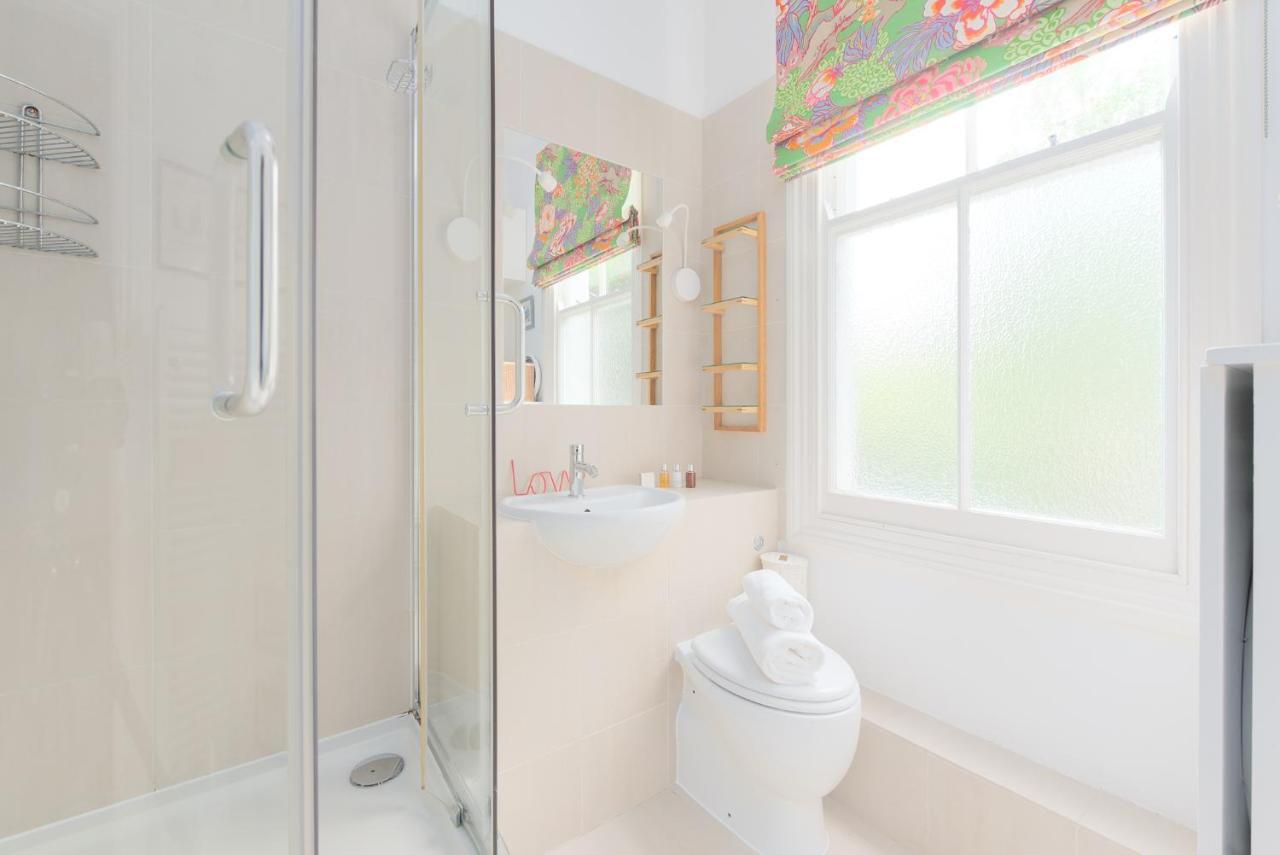 Charming Flat In Leafy West By Underthedoormat London