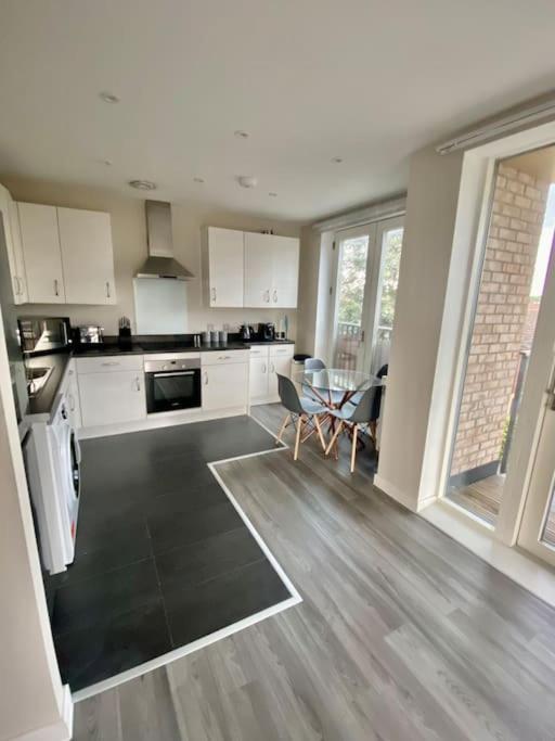 Modern 1-bedroom Close To City Airport Apartamento *