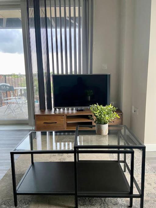Modern 1-bedroom Close To City Airport Apartamento *
