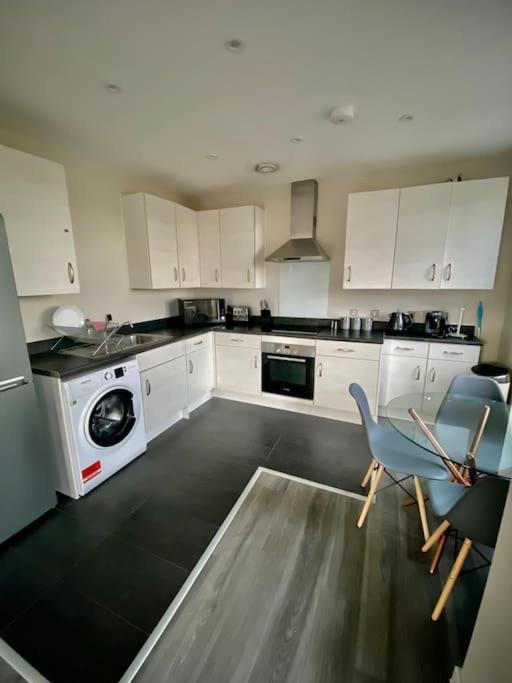 Modern 1-bedroom Close To City Airport Apartamento *
