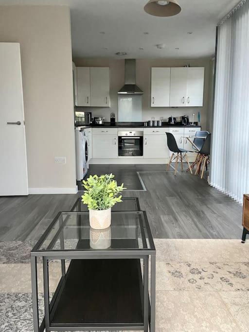 Modern 1-bedroom Close To City Airport Apartamento *