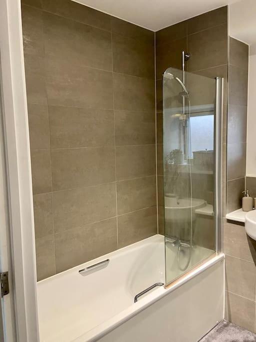 Modern 1-bedroom Close To City Airport Apartamento