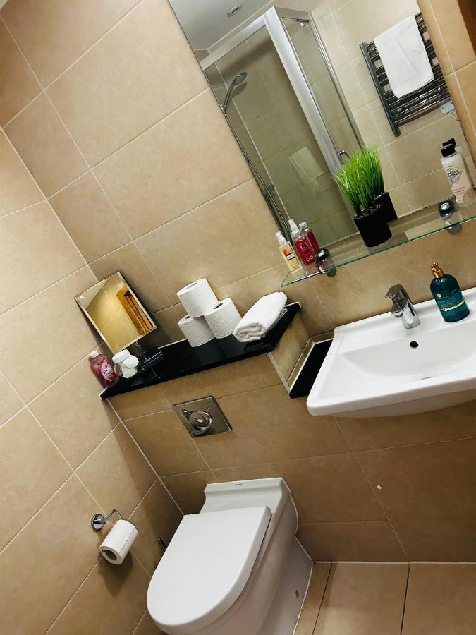 Spacious 3-bed 3-bath Luxury With Balcony Hyde Park Apartamento *