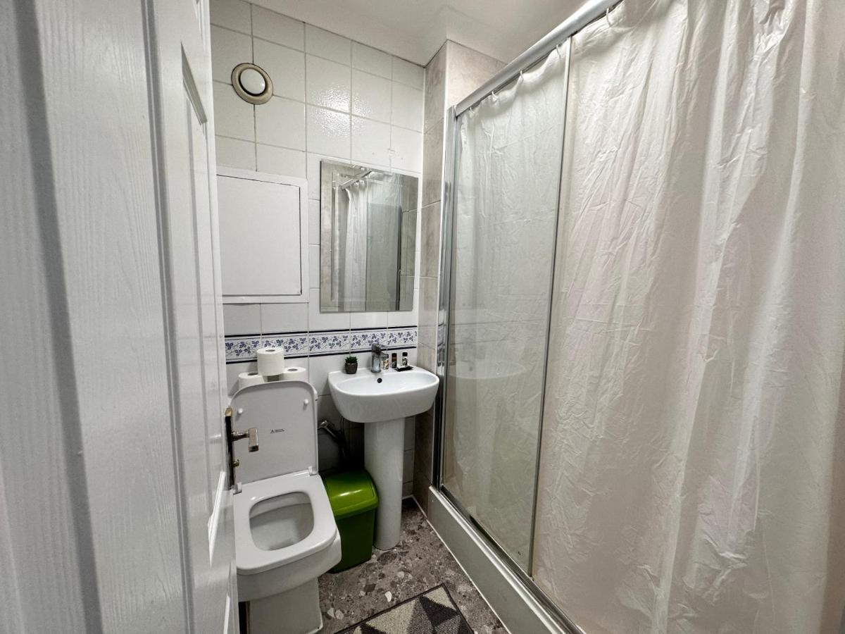Posh 2-bedroom, Living Room, Kitchen & 1.5 Bathroom Appartement *