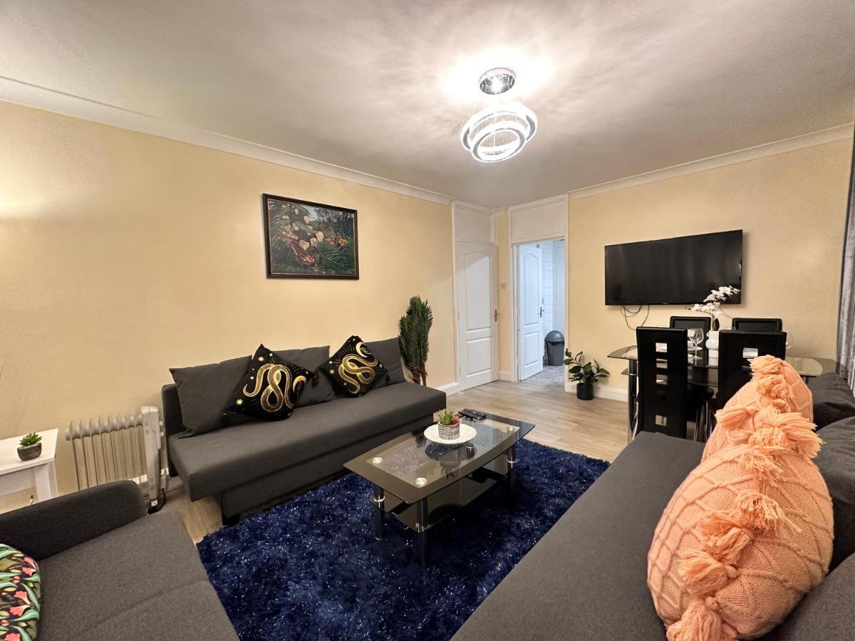Posh 2-bedroom, Living Room, Kitchen & 1.5 Bathroom *