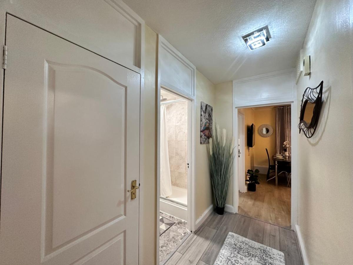 Posh 2-bedroom, Living Room, Kitchen & 1.5 Bathroom