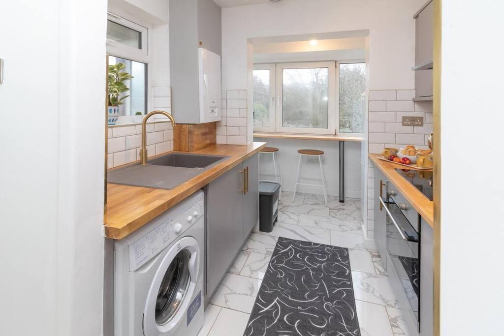 Modern - Accommodates 6 - Private Parking - 15min To Bridge, Eye And Charing Cross * Londen