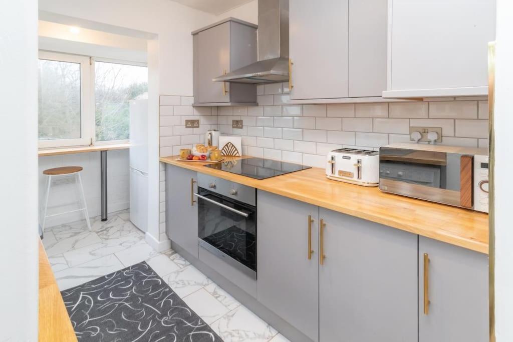 Appartement Modern - Accommodates 6 - Private Parking - 15min To Bridge, Eye And Charing Cross Londen