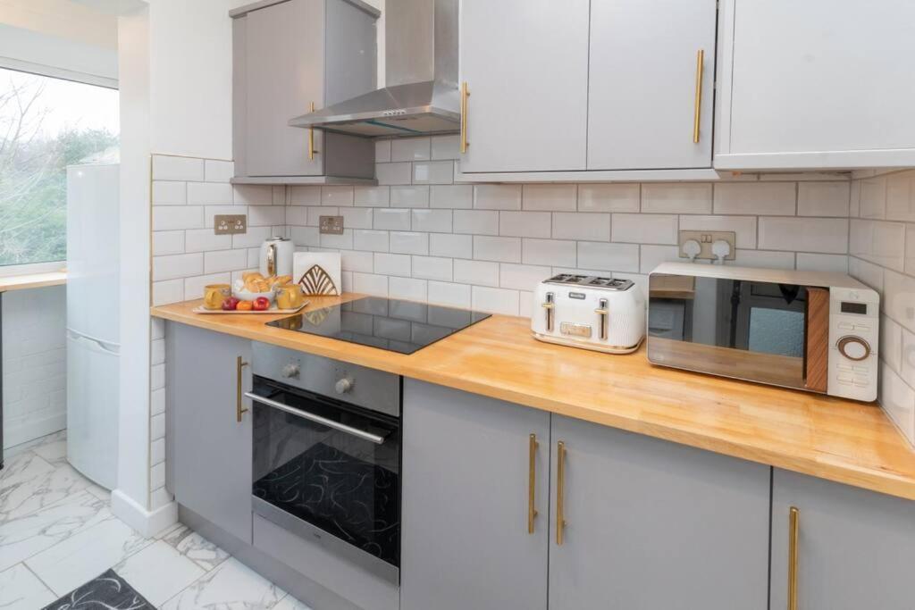 Modern - Accommodates 6 - Private Parking - 15min To Bridge, Eye And Charing Cross * Londen