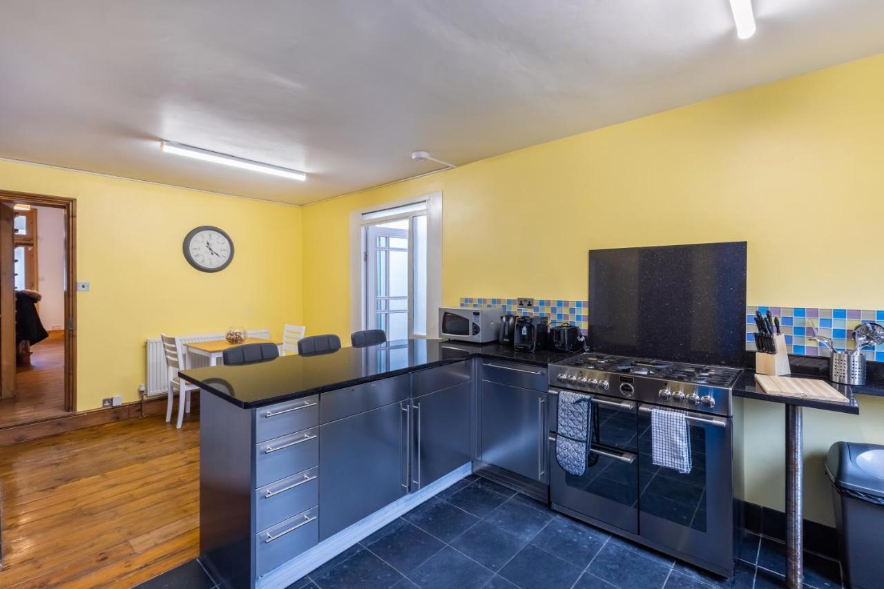 Spacious 5 Bedroom House With Garden + Parking - Amazing Location Hébergement de vacances *
