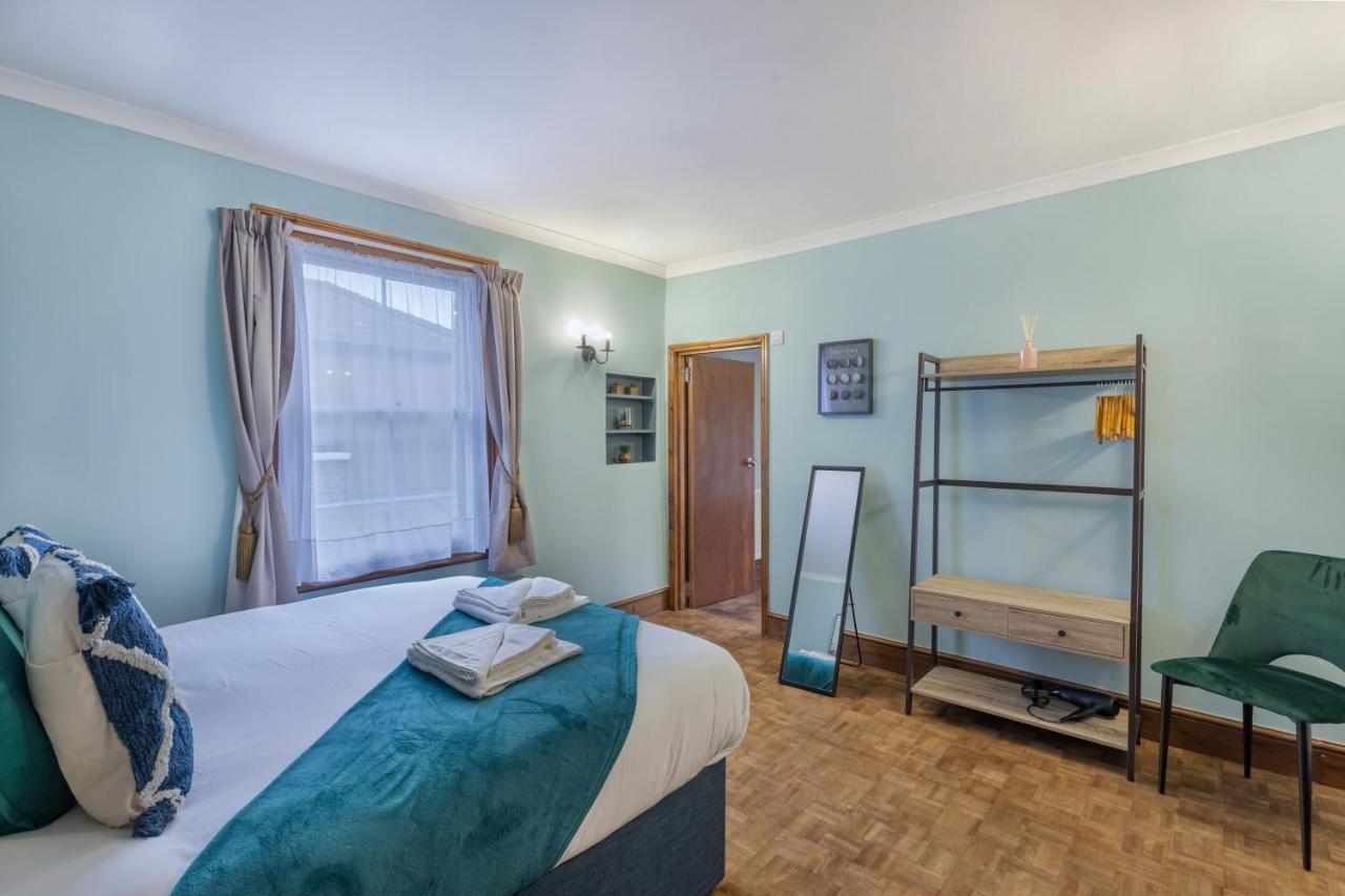 Spacious 5 Bedroom House With Garden + Parking - Amazing Location Hébergement de vacances Londres