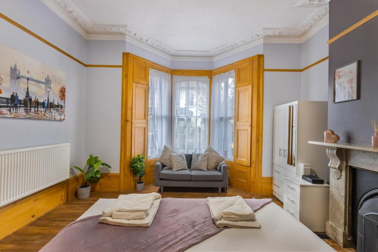 Hébergement de vacances Spacious 5 Bedroom House With Garden + Parking - Amazing Location