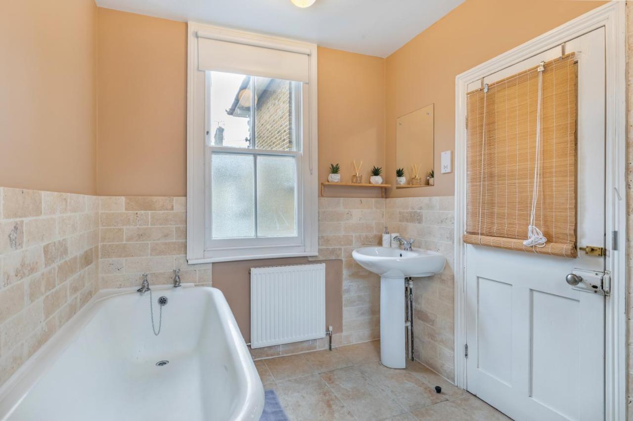 Hébergement de vacances Spacious 5 Bedroom House With Garden + Parking - Amazing Location *