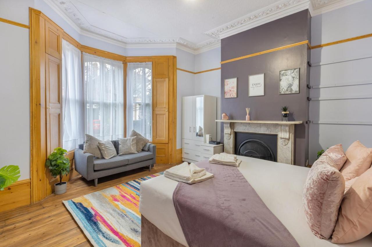 Spacious 5 Bedroom House With Garden + Parking - Amazing Location Hébergement de vacances