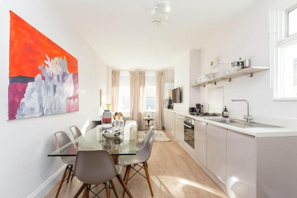 Сasa de vacaciones Newly Renovated Large 4/5 Bedroom Victorian Terrace House With Garden. Londres