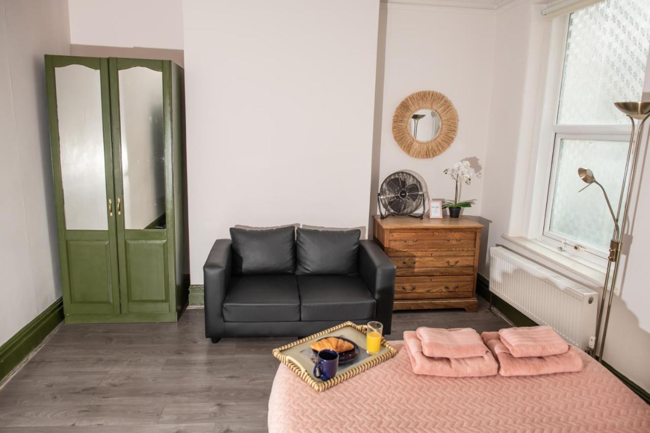 2 Bedroom Flat With Indoor Fireplace In Shepherds Bush, Near White City Apartment London