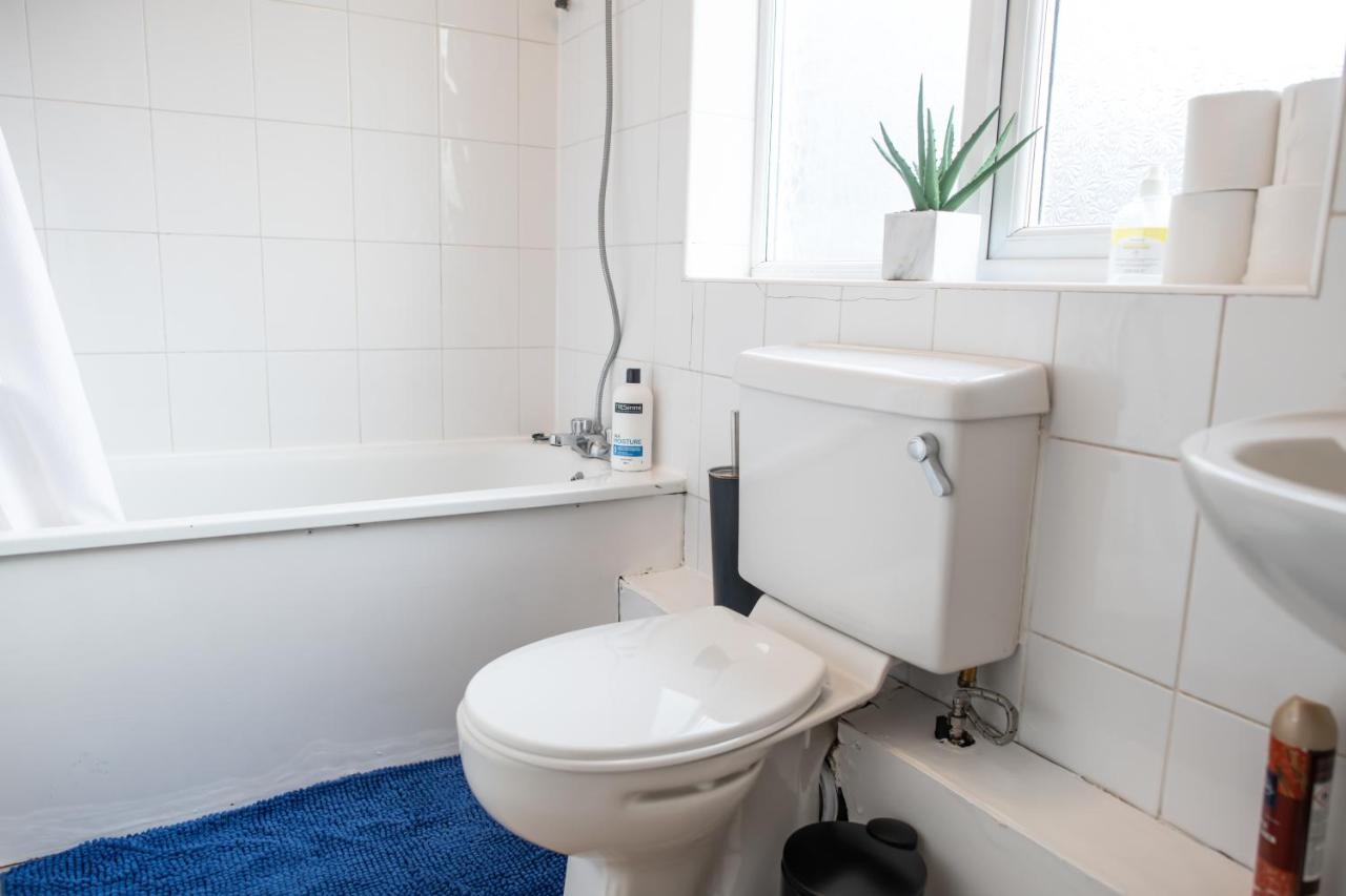 4 Bedroom Flat With High Speed Wi-fi In North Acton, Ealing, West Londres