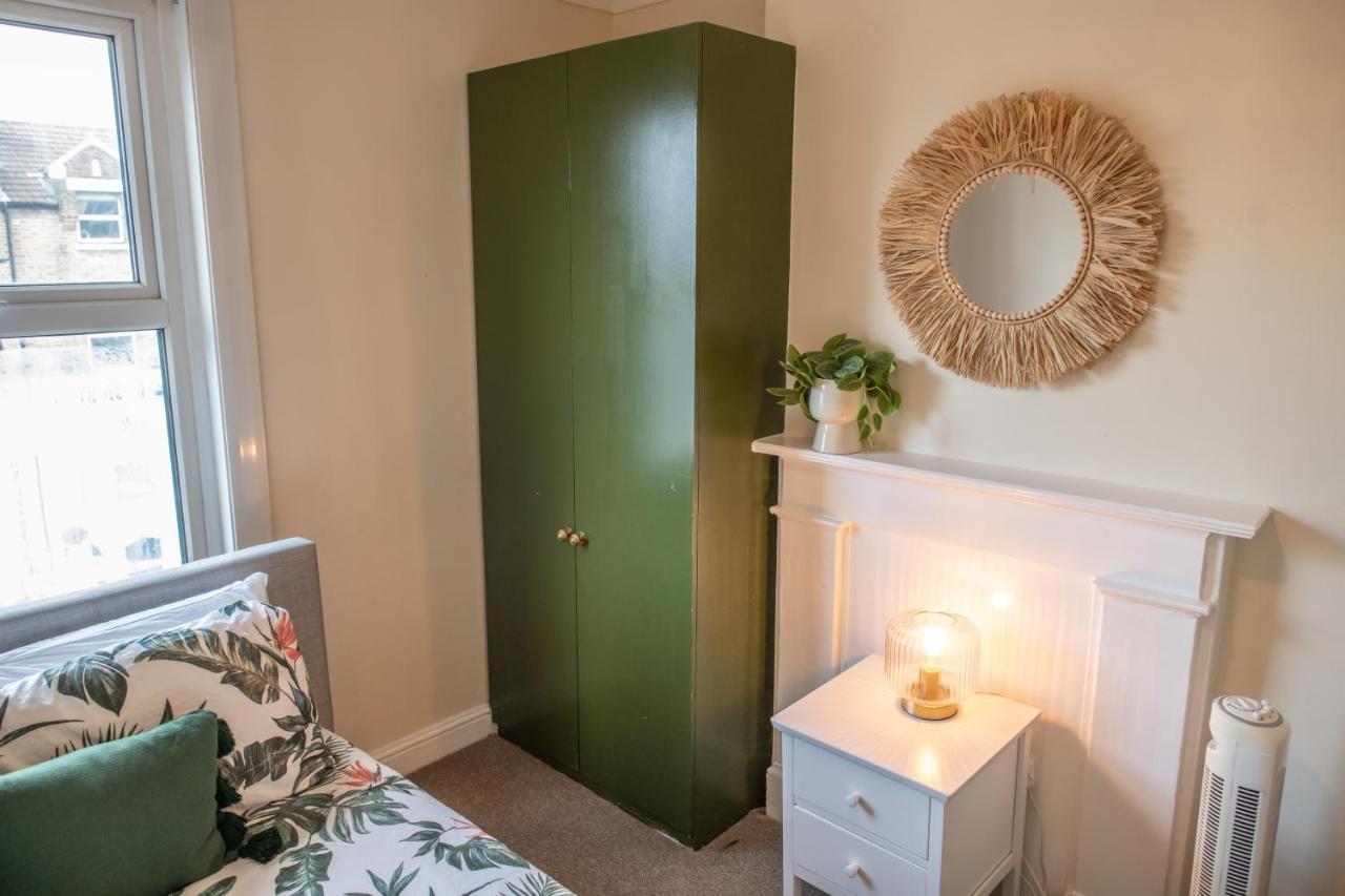 Apartamento 4 Bedroom Flat With High Speed Wi-fi In North Acton, Ealing, West