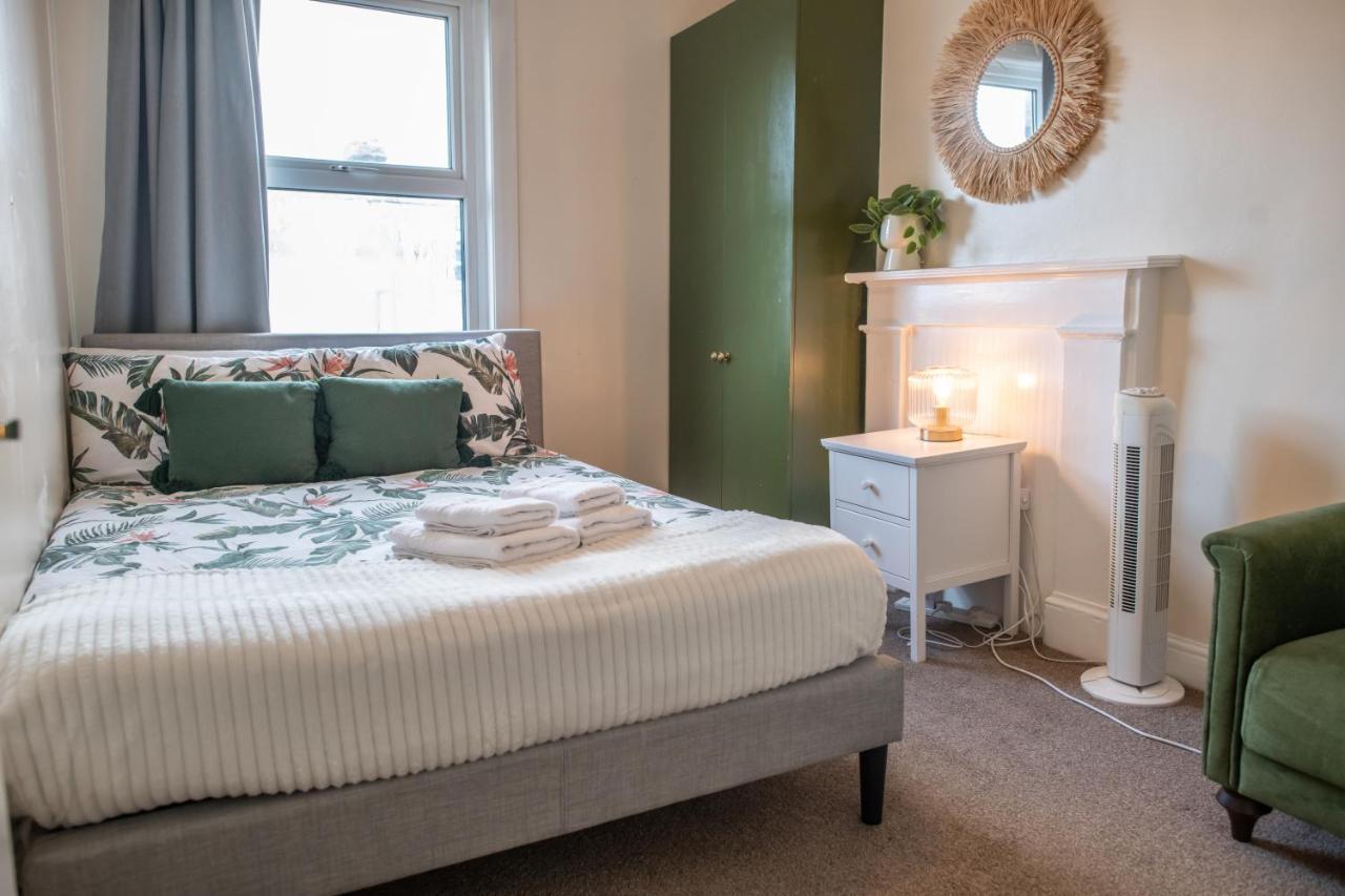 4 Bedroom Flat With High Speed Wi-fi In North Acton, Ealing, West