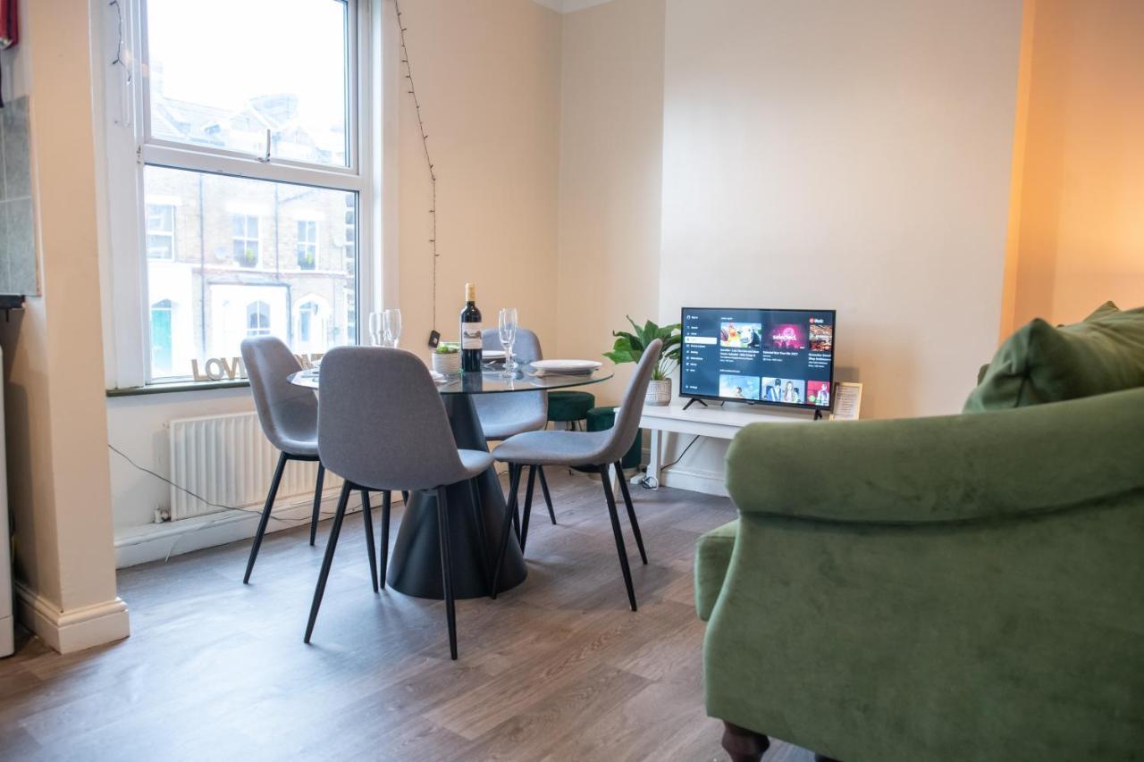 4 Bedroom Flat With High Speed Wi-fi In North Acton, Ealing, West Appartement Londres