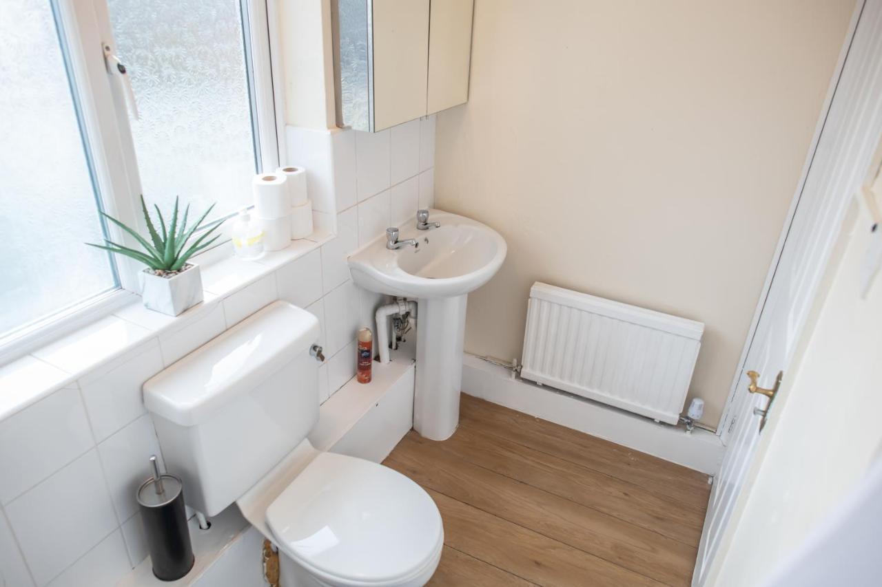 Apartamento 4 Bedroom Flat With High Speed Wi-fi In North Acton, Ealing, West *