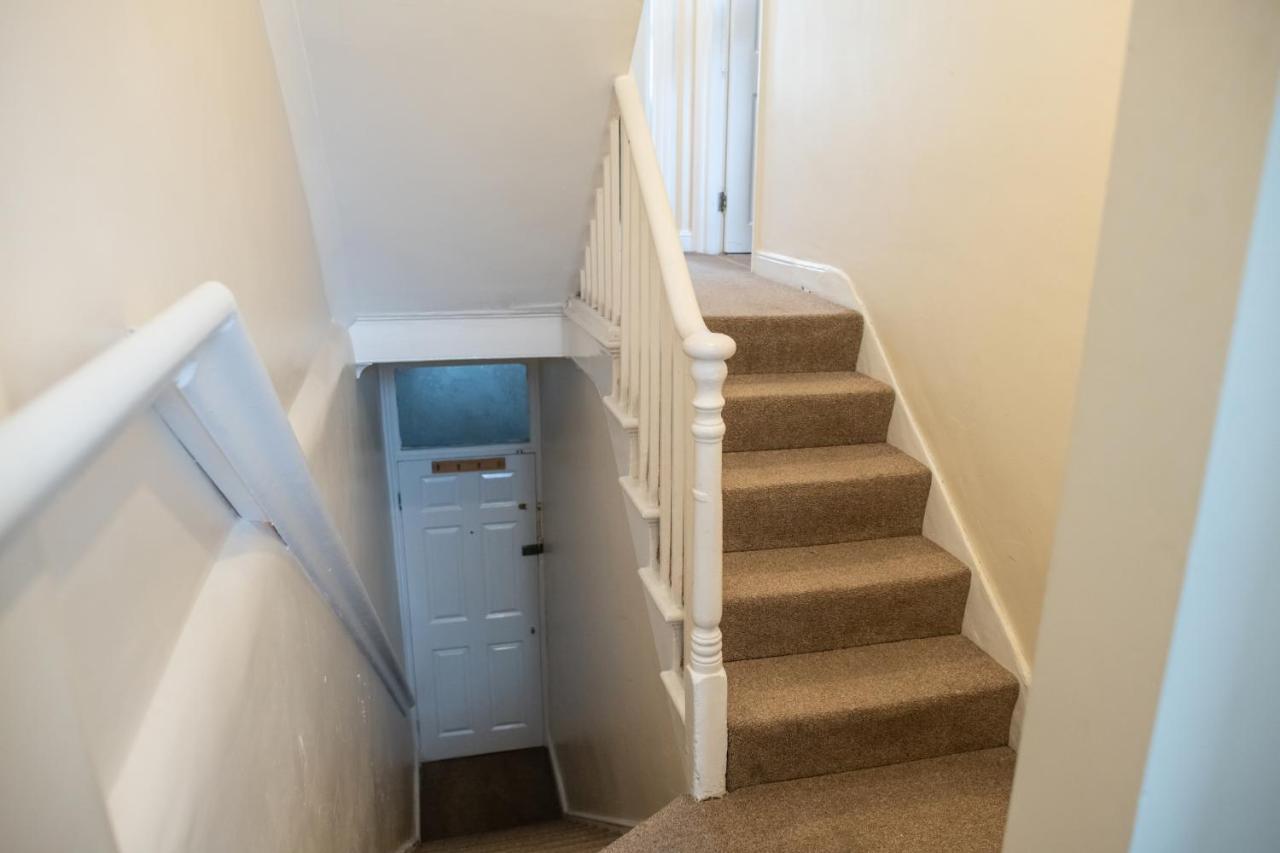 4 Bedroom Flat With High Speed Wi-fi In North Acton, Ealing, West