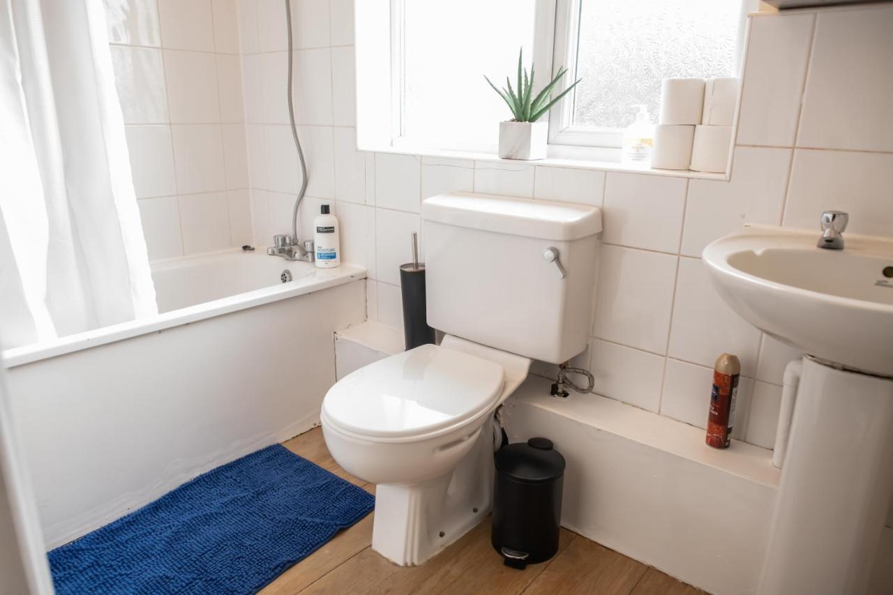 4 Bedroom Flat With High Speed Wi-fi In North Acton, Ealing, West Londres