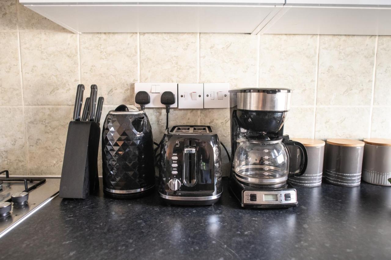 Apartamento 4 Bedroom Flat With High Speed Wi-fi In North Acton, Ealing, West Londres