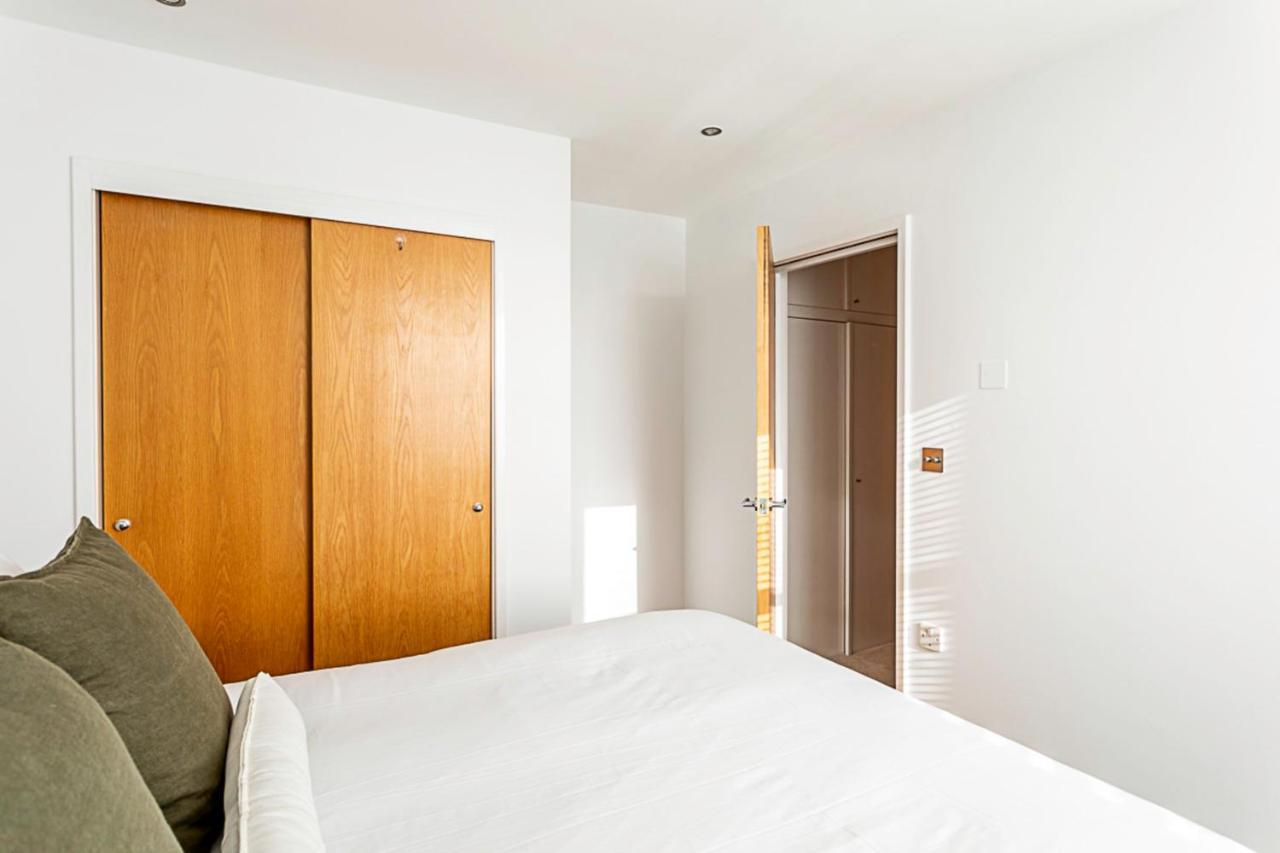 Elegant 3 Bed In Earl's Court Apartment *