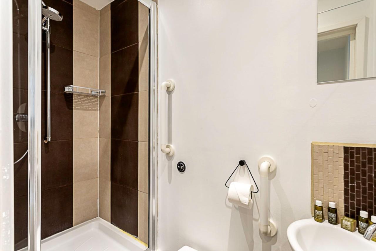 Elegant 3 Bed In Earl's Court Apartment