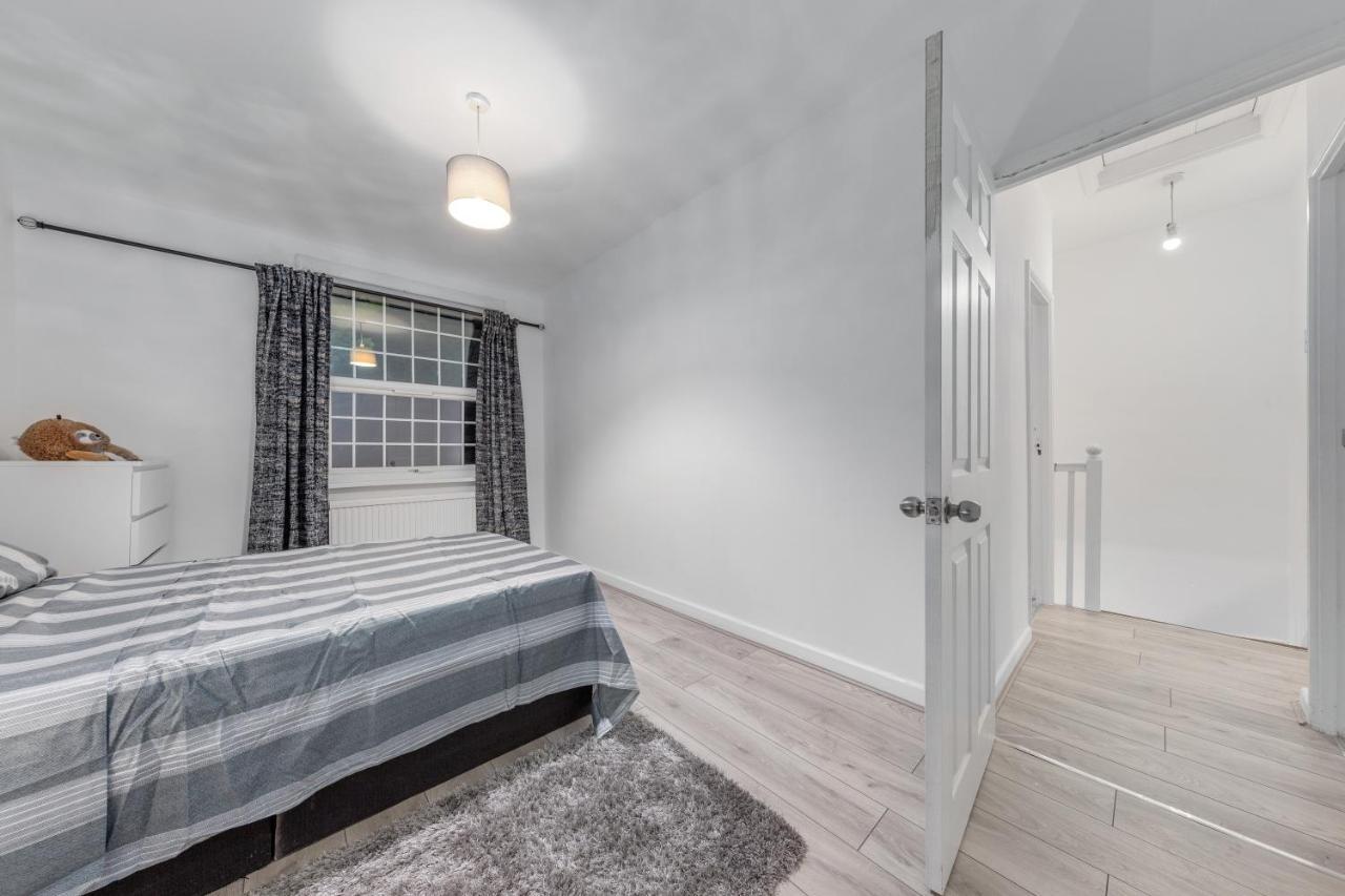 Spacious And Stylish - East Acton