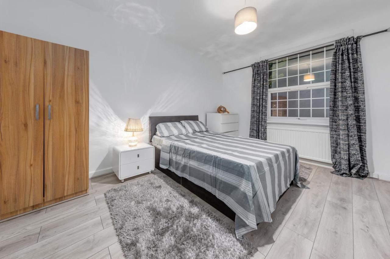 Spacious And Stylish - East Acton