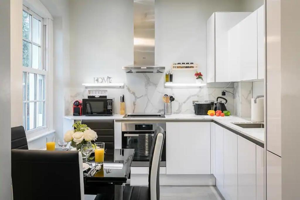 Modern 3 And 2 Bedroom Flat In Central With Installed Ac Apartment London