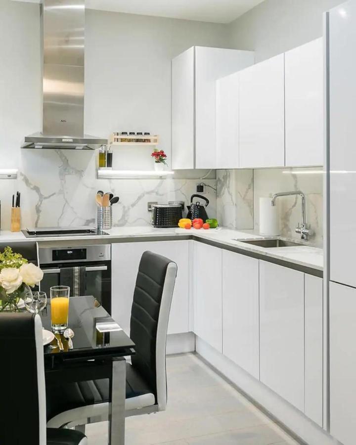 Modern 3 And 2 Bedroom Flat In Central With Installed Ac Apartment London