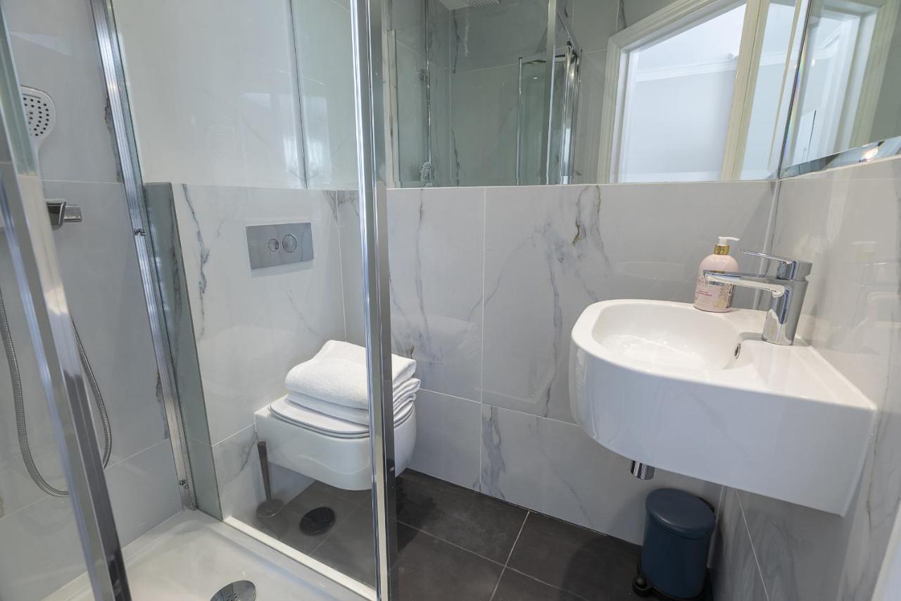Air Conditioned High St Kensington Apartment *