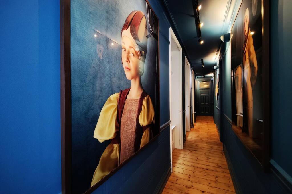Luxury Artist In Appartement